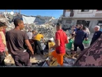 Gaza, il recupero di una vittima dopo un attacco israeliano