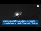 Impresionante imagen de un meteorito cayendo junto al volcán Mayon de Filipinas