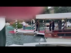 Venezia 82, Willem Dafoe e Oscar Isaac si abbracciano e scherzano con i fotografi al Lido
