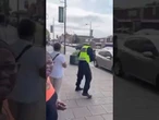 Brutalny atak na brytyjskiego policjanta. Napastnik uderzył pałką i zbiegł