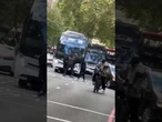 Migranci wywołali bójkę na ulicy w Londynie. W trakcie starcia wjechało w nich BMW