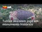 Turcos acompanham estreia na Copa do Mundo em monumentos históricos; veja vídeos