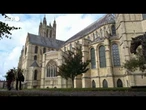 Graffiti con domande a Dio nella cattedrale di Canterbury, polemiche in Inghilterra