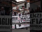 Sigfrido Ranucci si affaccia dalla sede Rai e saluta commosso la folla che lo sostiene