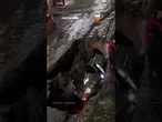 Cratera se abre e carro cai em buraco em Ribeirão Pires