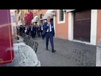 "Ciao Alex", la premier Meloni saluta il Direttore di Vista al suo arrivo alla parata del 2 Giugno