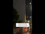 Parigi, dopo l'afa arriva il temporale: il momento in cui in fulmine colpisce la Torre Eiffel