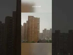 Raio atinge prédio residencial na Rússia; vídeo flagra momento da descarga elétrica; assista