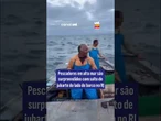 Pescadores em alto mar são surpreendidos com salto de jubarte do lado de barco no RJ
