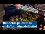Varias banderas palestinas presentes durante la Tomatina de Buñol