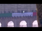 2 Giugno, i Vigili del fuoco srotolano gigantesca bandiera tricolore sul Colosseo