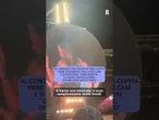 Al concerto dei Coldplay una coppia viene inquadrata dalla kiss cam e si nasconde
