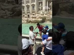Roma, turista si tuffa nella Fontana di Trevi e combatte il caldo
