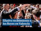 Efusivo recibimiento a los Reyes en su llegada a Valencia para asistir a una reunión sobre la dana