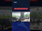 Vertice in Alaska, il ministro degli Esteri russo Lavrov arriva con la felpa "CCCP"