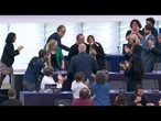 ILARIA SALIS, confermata immunità: il momento del voto, gli abbracci e i fiori