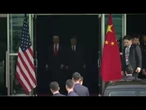 Trump e Xi Jinping si salutano con una stretta di mano dopo l'incontro in Corea del Sud