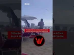 Tromba d'aria su litorale vicino a Roma, sulla spiaggia volano via gli ombrelloni