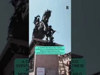 Vigile svento la bandiera palestinese in piazza San Carlo a Torino prima di rimuoverla