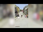 Ogromny łoś biegnie środkiem ulicy w Norwegii!