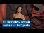 Millie Bobby Brown contesta a un fotógrafo que le pedía cambiar su expresión: "¡Sonríe tú!"