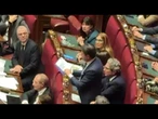 Conte in Aula regala alla premier libro M5s con dedica "Governo Meloni 3 anni di tasse"