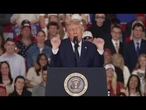 Trump imita atleta trans a una gara di sollevamento pesi: Non è ridicolo?