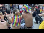 Costumi colorati, paillettes e piume, ventagli arcobaleno. I look del Pride di Roma