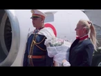 Un mazzo di fiori per Meloni al suo arrivo a Tunisi per l'incontro con il Presidente Saied