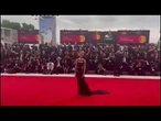 Venezia 82, Hiba Abouk sfila sul red carpet con un abito cut-out e corpetto ricamato