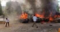 Normalistas de Ayotzinapa incendian carros en el estacionamiento del Congreso local