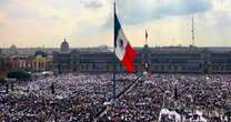 VIDEO ¬ AMLO habla ante un Zócalo lleno, en una de sus últimas apariciones públicas