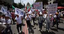 Cientos de trabajadores del PJ marchan del Monumento a la Revolución al Zócalo