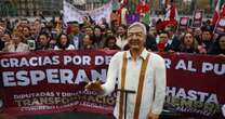 FOTOS Y VIDEOS ¬ Cientos de personas llegan a Palacio Nacional para despedir a AMLO