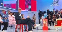 Uomini e Donne, Giuseppe trova l’amore ed esce dallo studio con una dama: ecco chi è e la prima foto di coppia