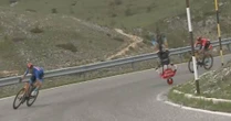 Volo in discesa e bici spezzata: incidente choc al Giro