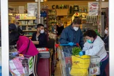 L'Ue ci toglie la mascherina: "È inutile tra i vaccinati"
