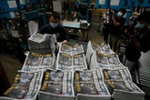 Hong Kong, in coda per comprare l'Apple Daily. E sugli arresti è scontro Washington-Pechino