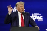 La folle censura di Facebook: Trump sospeso per 2 anni