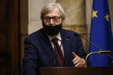 Sgarbi denuncia lo spot coi baci saffici: "Offensivo"