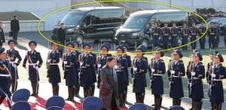 Strani furgoni alle spalle di Kim Jong Un: cosa rivela lo scatto rubato