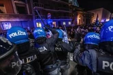 "Pensano che gli agenti siano nemici da abbattere". Lo sfogo dei poliziotti dopo gli scontri