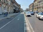 La ciclabile toglie posti auto. I negozi: 