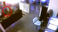 Raid in una sala slot, donna accoltellata da un rapinatore