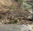 Grossa frana sfiora un autobus. Pieve Ligure spezzata in due