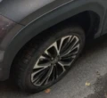 Gomme sgonfiate ai suv in sosta: torna la folle protesta del collettivo ambientalista