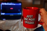 Netflix "premia" gli utenti che guardano le serie: cosa succede dopo 4 episodi di fila