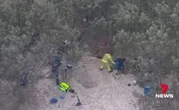 Scava una buca per cucinare un maiale. Cade e muore soffocato a 23 anni