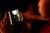 Per guardare il telefonino perdiamo cielo e terra
