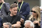 Totti e Noemi alla premier del film: il pancino sospetto scatena il web